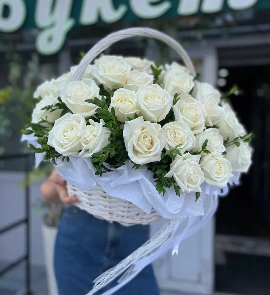 Корзина из 51-ой белоснежной пионовидной розы