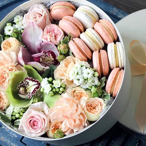 Коробка с цветами и макарунами №4