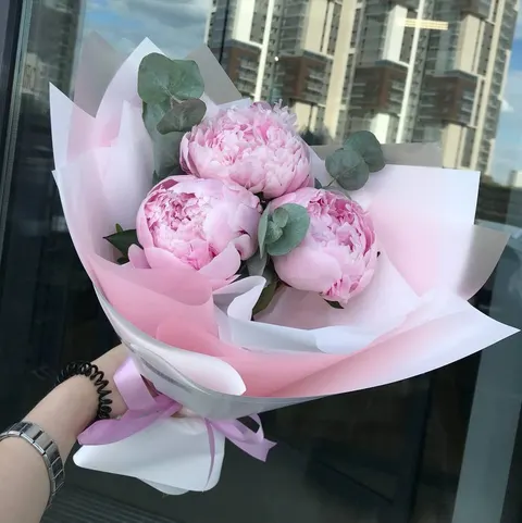 Букет из 3 пионов с эвкалиптом