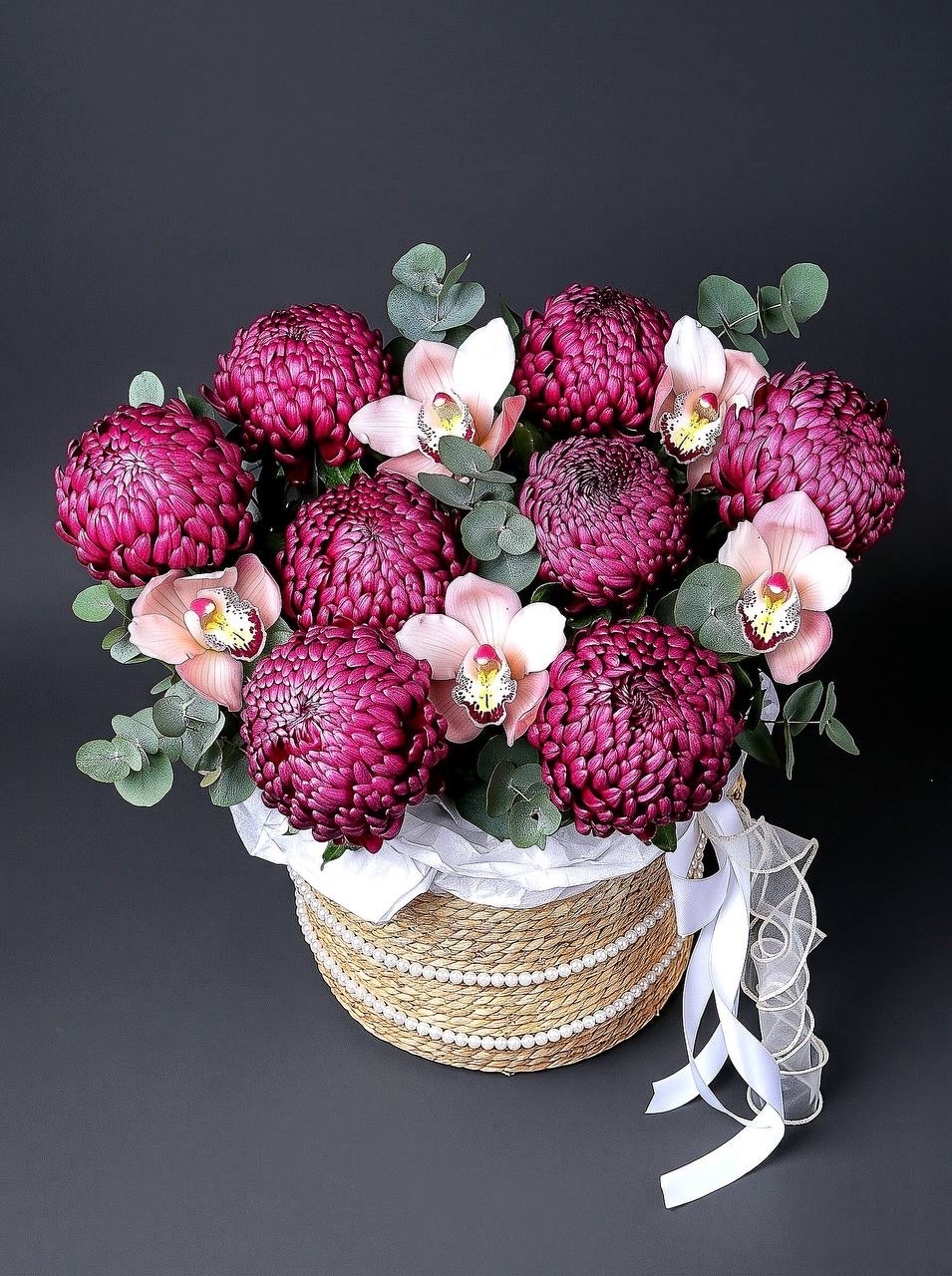 Кашпо с хризантемой бигуди и орхидеей